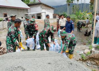 TNI saat Gotong Royong bersama masyarakat