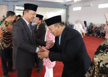 Suhatril saat bersalaman dengan Wakil Bupati Kerinci