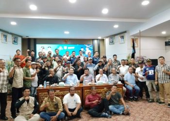 Foto bersama awak media setalah coffee morning dengan Bupati Merangin