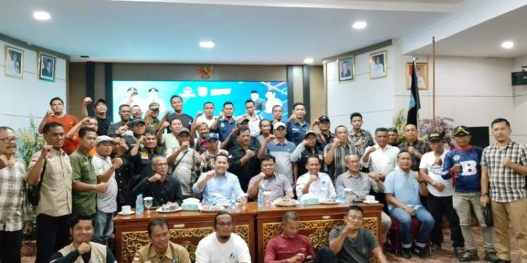 Foto bersama awak media setalah coffee morning dengan Bupati Merangin