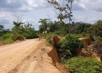 Lubang Bekas Tambang Ancam Jalan Warga