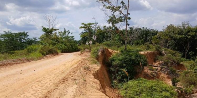 Lubang Bekas Tambang Ancam Jalan Warga