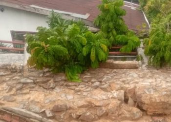 Tembok RS Arafah Roboh, Rumah Warga rusak