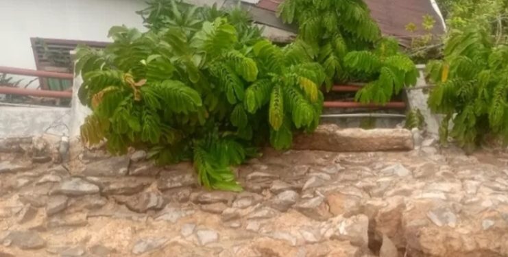 Tembok RS Arafah Roboh, Rumah Warga rusak