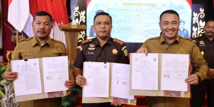 Walikota Sungai Penuh dan Bupati Kerinci bersama Kepala Kejati Jambi Setelah MoU Pidana Kerja Sosial