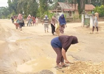 Terlihat Emak-emak Gotong Royong Perbaiki Jalan Di Merangin