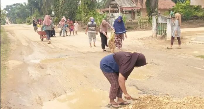 Terlihat Emak-emak Gotong Royong Perbaiki Jalan Di Merangin