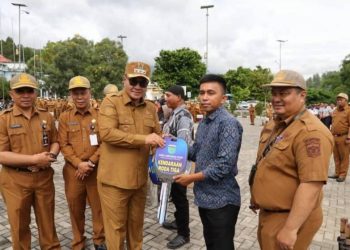 Penyerahan bantuan dump truk dan tiga roda di kota Sungai Penuh