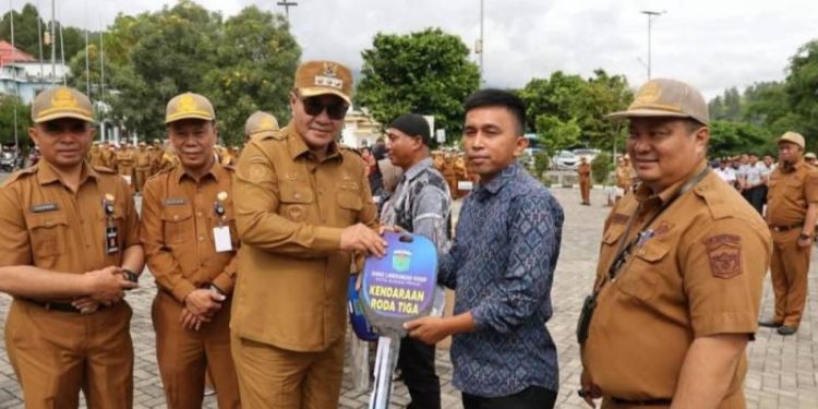 Penyerahan bantuan dump truk dan tiga roda di kota Sungai Penuh