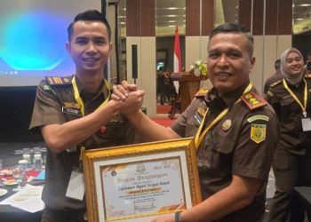 Penyerahan penghargaan atas capaian Kinerja Kejari Sungai Penuh
