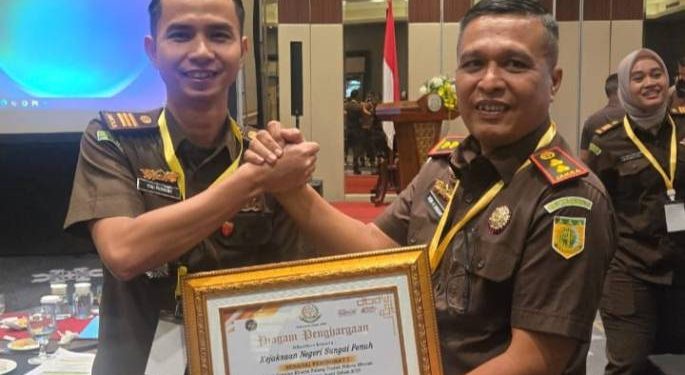 Penyerahan penghargaan atas capaian Kinerja Kejari Sungai Penuh