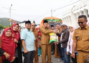 Wawako saat melepaskan penyaluran bantuan ke Sumbar