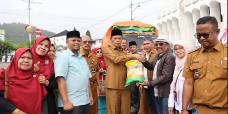 Wawako saat melepaskan penyaluran bantuan ke Sumbar
