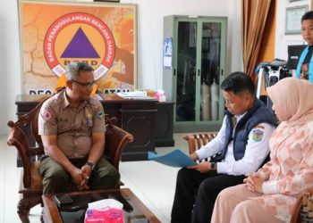 Sekda Sungai Penuh saat mengantar Bantuan Kemanusiaan ke Sumbar