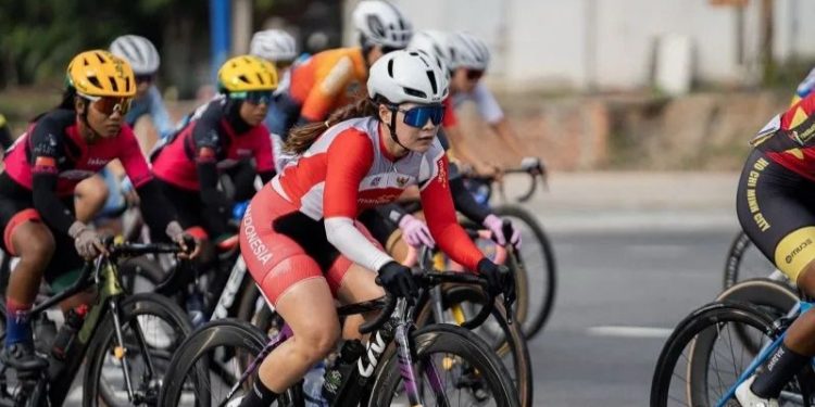 Pembalap Sepeda Indonesia Ayustina Delia Priatna Persembahkan Emas di SEA Games. Sumber Foto: Antara