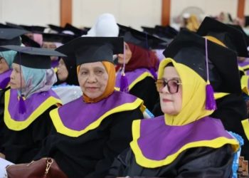 Para Lansia yang mengikuti Wisuda di Sungai Penuh