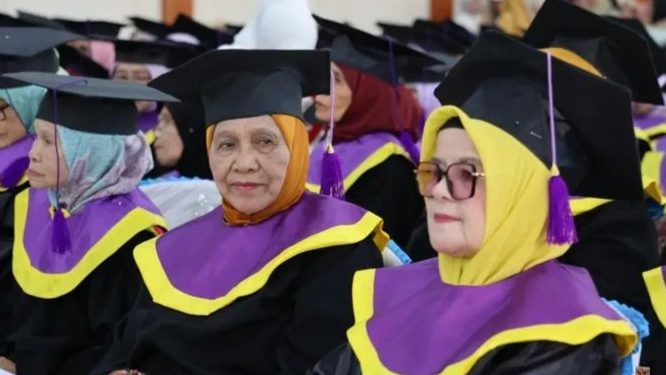 Para Lansia yang mengikuti Wisuda di Sungai Penuh