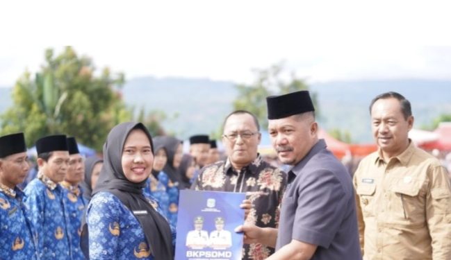 Bupati Kerinci saat menyerahkan SK PPPK Paruh Waktu Kerinci