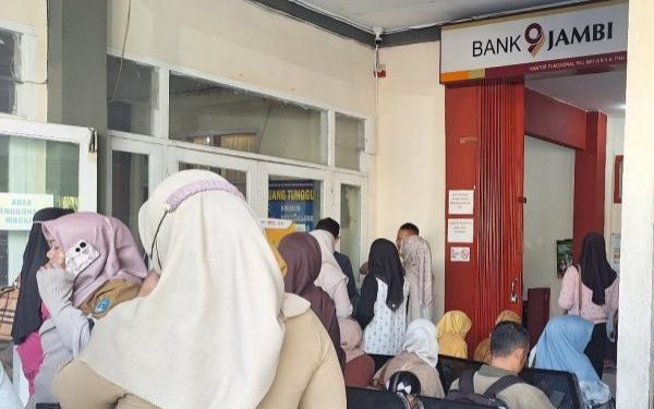 Suasana PPPK yang memadati kantor Bank Jambi Cabang Kerinci