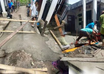 Tak Kunjung Diperbaiki, Warga Benik Patungan Perbaiki Jalan Desa Rusak