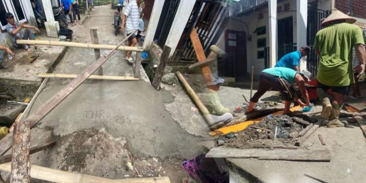 Tak Kunjung Diperbaiki, Warga Benik Patungan Perbaiki Jalan Desa Rusak