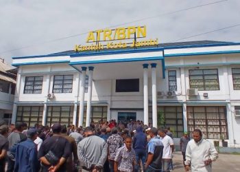Warga Zona Merah Pertamina Demo