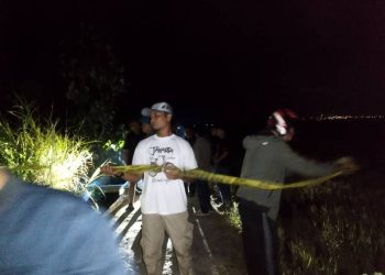 Anggota Polres Kerinci saat memasang Police Line