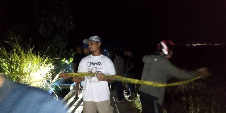Anggota Polres Kerinci saat memasang Police Line