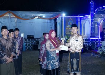 Ketua Umum MTQ ke-X, Liga Marisa, saat menyerahkan hadiah