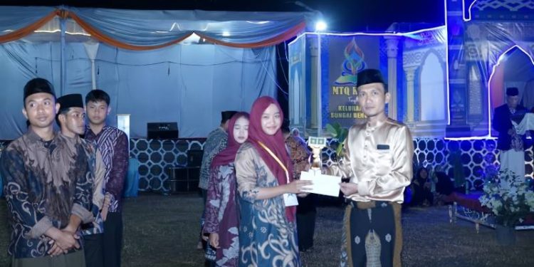 Ketua Umum MTQ ke-X, Liga Marisa, saat menyerahkan hadiah