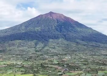 Pemandangan Gunung Kerinci dari Kejauhan