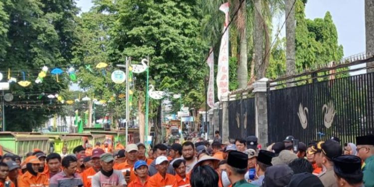 Pasukan Orange Demo ke Kantor Wali Kota Jambi
