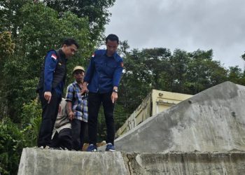 Kasi Pidsus Kejari Sungai Penuh saat cek Fisik proyek tembok kantor Camat Tanco