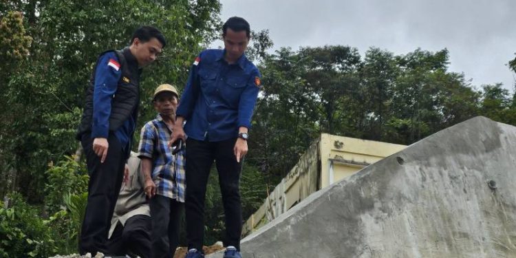 Kasi Pidsus Kejari Sungai Penuh saat cek Fisik proyek tembok kantor Camat Tanco