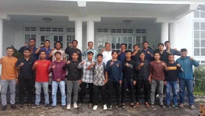 Wawako Azhar Hamzah saat melepas Tim Kota Sungai Penuh ke Gubernur Cup 2026