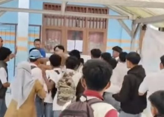 Video Guru Dikeroyok Murid di Tanjabtim Viral