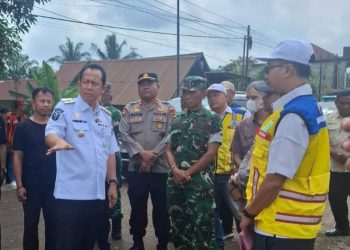 Bupati Muaro Jambi saat Tinjau Pembangunan Jalan Talang Duku.