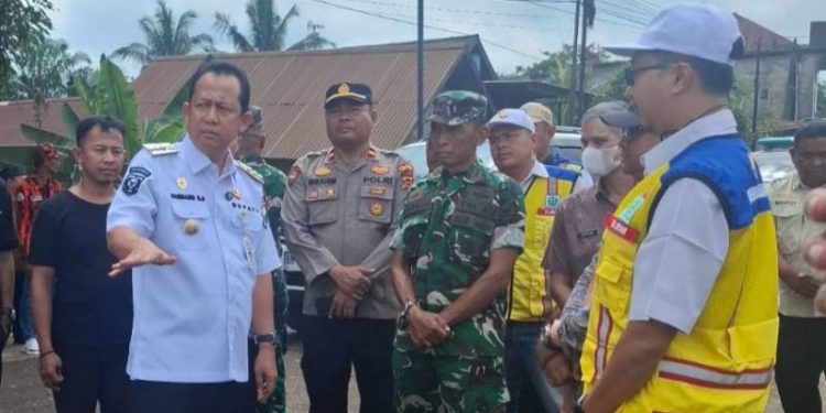 Bupati Muaro Jambi saat Tinjau Pembangunan Jalan Talang Duku.