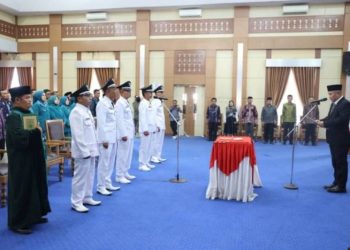 Walikota saat melantik Lima PAW Kades Sungai Penuh