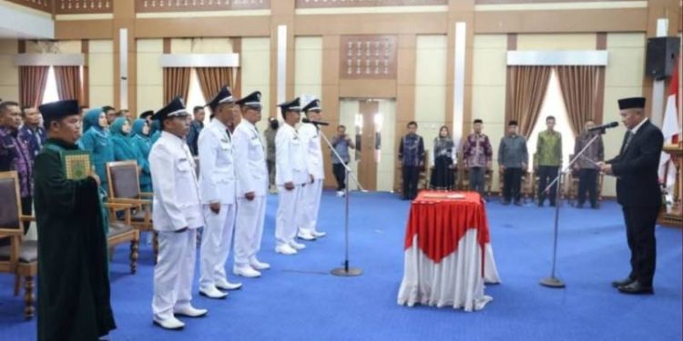 Walikota saat melantik Lima PAW Kades Sungai Penuh