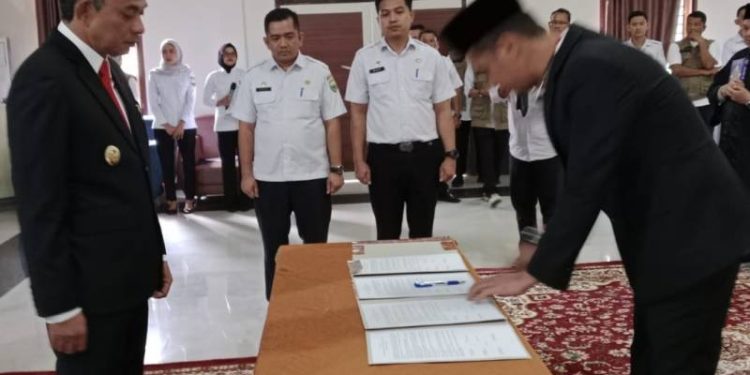 Lantik Empat Pejabat Muaro Jambi, Wabup Bantah Isu Jual Beli Jabatan