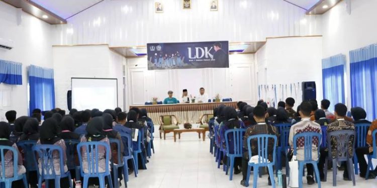 Wawako saat menghadiri LKD MAN 1 Sungai Penuh