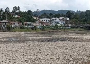 Kondisi air danau yang mengalami Penyusutan drastis