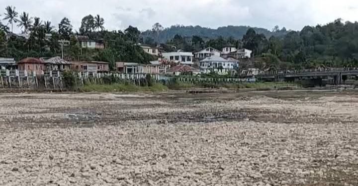 Kondisi air danau yang mengalami Penyusutan drastis