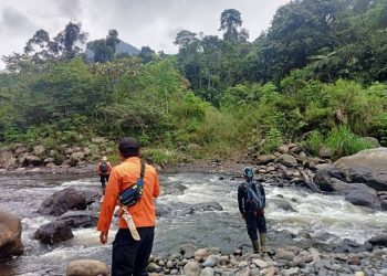 Tim SAR saat melakukan pencarian Asmadi