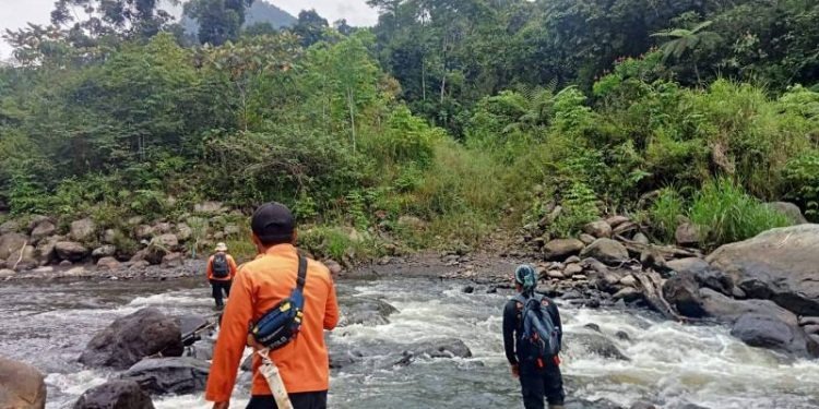 Tim SAR saat melakukan pencarian Asmadi