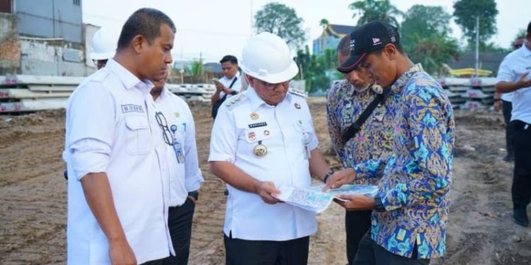 Walikota Jambi meninjau pembangunan kolam retensi Telago Kajang Lako