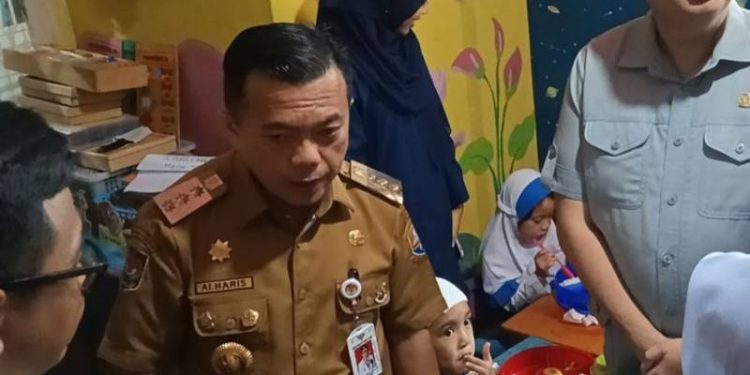 Gubernur Jambi saat meninjau SPPG beberapa waktu lalu