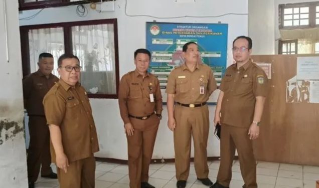 Sekda Alpian saat melakukan Sidak ke OPD