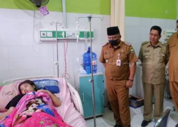 Sekda Budhi Besuk Siswa Keracunan MBG di Rumah Sakit 